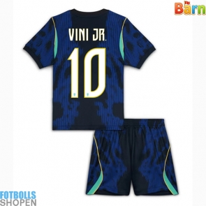 Billiga Brasilien Vinicius Junior #10 Bortatröja Barn VM 2026 Kortärmad (+ Korta byxor)